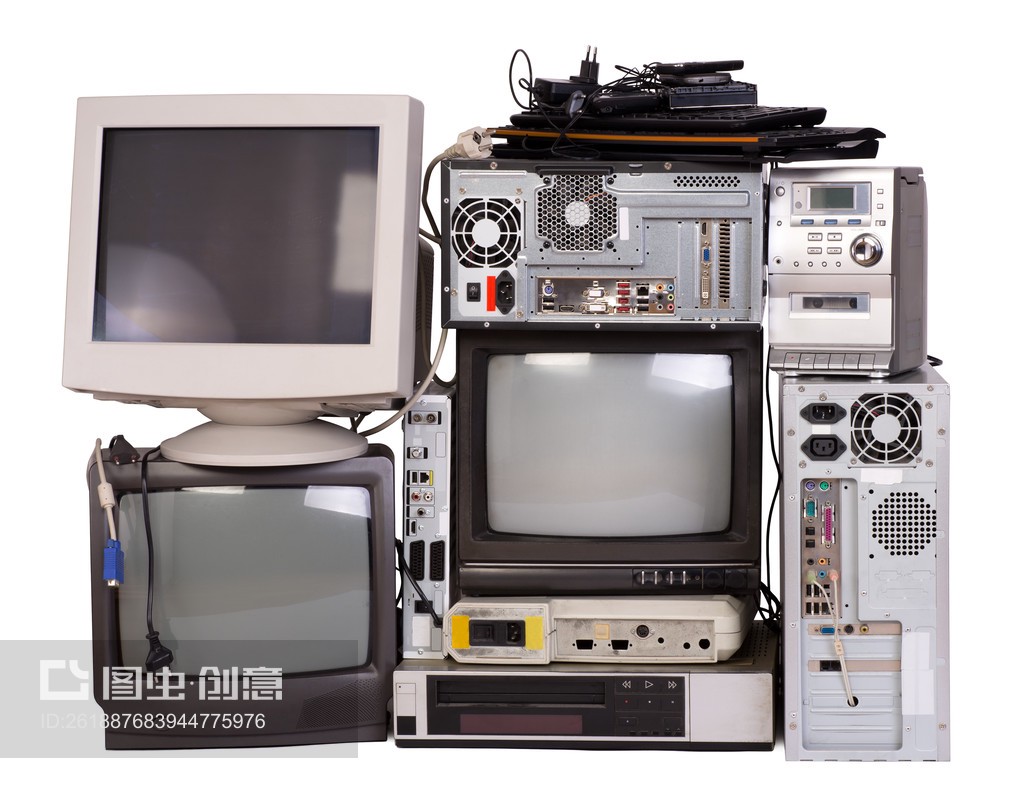 白色背景下的孤島 舊電子設(shè)備與電纜的廢棄影像